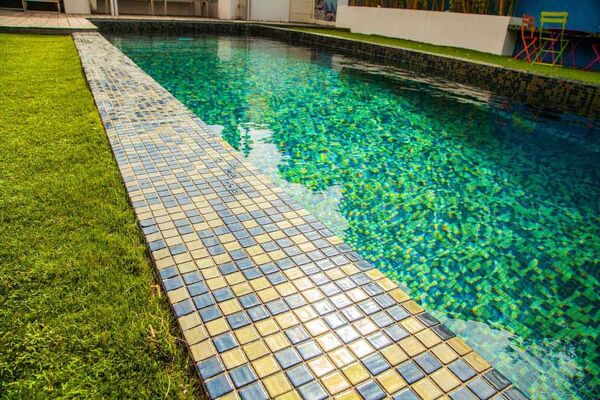 carrelage-exterieur-piscine-mosaique-004